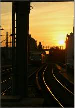 Beim Sonnenuntergang fhrt die S5 auf der Stadtbahn ostwrts.