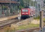 143 066 wartet am 30.09.2013 im Bahnhof Nordhausen auf die Ausfahrt Richtung Halle/Saale whrend das Spanngewicht wie immer in der Luft rumhngt.