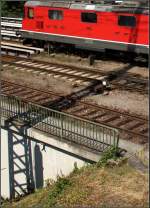 Zweifach abgeknickt -

Wenn die Züge und Loks allzu alltäglich sind, können auch mal Details am Rande in das Blickfeld geraten, die man sonst nicht beachtet. Hier ist es der Schatten des Oberleitungsmastes, der an der Betonwand hochsteigt, dann sich über den Gleisen flachlegt um sich dann noch über die Lok zu werfen.

Singen, 02.08.2015 (M)