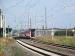 Der  Franken-Sachsen-Express  (IRE 3089) ist gerade auf Gleis 2 des Freiberger Bahnhofes eingefahren und wird in Krze seine Fahrt nach Dresden fortsetzen, im Hintergrund gut zu erkennen sind die