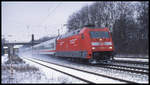 DB 101121-2 mit Preis Werbung fährt hier am 6.1.2003 um 11.56 Uhr mit einem Intercity in Richtung Osnabrück den Bahnhof Natrup Hagen.
