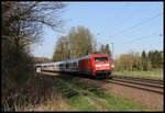 101143-6 hat hier am 10.4.2019 um 17.22 Uhr mit einem grüßenden Lokführer gerade Niedersachsen verlassen und fährt nun bei Tecklenburg in Nordrhein Westfalen auf der Rollbahn in Richtung Münster weiter.