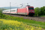 ICE 2208 München - Berlin fährt bei Redwitz in Richtung Kronach. Zuglok ist 101 022