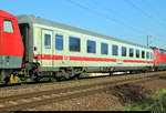 Blick auf einen InterCity-Abteilwagen der 1. Klasse der Gattung  Avmmz 106.1  (61 80 19-91 137-8 D-DB), der im PbZ 2487 von Leipzig Hbf nach Frankfurt(Main)Hbf mit 120 105-2 DB eingereiht ist und in Zscherben, Angersdorfer Straße, auf der Bahnstrecke Halle–Hann. Münden (KBS 590) fährt.
[18.4.2019 | 17:30 Uhr]