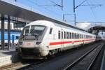 Intercity aus Saarbrücken, gerade eingefahren im Hauptbahnhof Graz, 30.6.19 

Am Zugschluss der Steuerwagen  D-DB 61 80 80-91 126-5 Bpmmbdzf  - ich finde, mit den Buchstabencodes wird da jetzt doch etwas übertrieben!?

<a href= https://www.bahnvideos.eu/video/oesterreich~bahnhoefe~graz/21227/einfahrt-des-intercity-aus-saarbruecken-mit.html >Video der Einfahrt</a>

