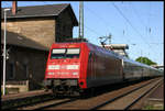 101047 fährt hier am 29.4.2007 um 17.15 Uhr mit einem IC aus Berlin kommend den Bahnhof Hasbergen.