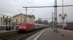 101 046-1 DB kommt mit dem IC von Aachen-Hbf nach Stralsund-Hbf und hält in Herzogenrath.
Aufgenommen am Bahnhof von Herzogenrath.
Am Mittag vom 3.1.2020.
