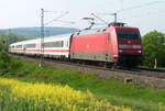 28. April 2011, ICE 2208 München - Berlin fährt bei Redwitz in Richtung Kronach. Zuglok ist 101 022
