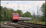 101102-2 verlässt hier gerade mit einem Intercity nach Stuttgart am 30.04.2020 um 16.20 Uhr den Bahnhofsbereich von Hasbergen.