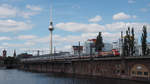 Leider etwas Pech hatte ich 2x hintereinander, um 101 064  160 Jahre Märklin , jeweils mit IC 141, zu fotographieren. Die Schattenwelt hat immer gesiegt :-(
Die Sonne hat sich auf den Fernsehturm konzentriert ;-)
Aufgenommen von der Michaelbrücke.

Berlin, der 13.07.2020

  