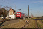 Der Nachschuss war so nicht geplant, doch das gesamte Ensemble macht das Bild wiederum zeigenswert.
Hier schiebt 101 132-9 einen IC-Ersatzzug durch die Blockstelle (Bk) Braschwitz. Leistungstechnische Unterstützung bekommt die Sandwichtraktion von 101 041-2 an der Spitze.

🧰 DB Fernverkehr
🚝 IC 2036 (Linie 56) Leipzig Hbf–Norddeich Mole
🚩 Bahnstrecke Magdeburg–Leipzig (KBS 340)
🕓 18.12.2020 | 14:12 Uhr