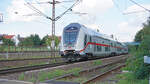 Der IC55 nach Dresden Hbf kurz nach der Durchfahrt durch den Bahnhof Bückeburg.
Aufgenommen im August 2021.