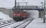 Am 30.11. brachten 218 463 und NeSA 218 155 den IC 118 durch den Schnee von Lindau nach Stuttgart. Hier durchfahren sie gerade bei viel Schnee Ulm-Donautal.