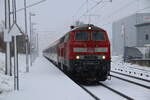 Am 30.11.21 brachte 218 435 alleine den IC 119 von Stuttgart nach Lindau. Hier fährt sie gerade bei Schnee durch Ulm-Donautal.