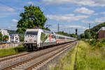 101 003  Design&Bahn  durchfährt am 26.05.2022 Bad Breisig mit ihrem IC2012 und 10 Minuten Verspätung ihrem nächstem Halt Remagen entgegen.