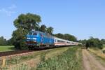 218 056-1 (Press) auf einer der letzten Fahrten mit dem IC2413 von Fehmarn-Burg nach Hamburg Hbf, hier in Haffkrug am 20. Juli 2022