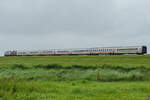 Die Diesellokomotiven 218 373-9 und 218 341-6 zihen einen Intercity auf die Insel Sylt. (Friedrich-Wilhelm-Lübke-Koog, Juni 2024)