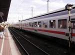 DORTMUND, 21.10.2006, ein IC im Hauptbahnhof; die Sonne sorgt für eine starke Spiegelung der Wagenfenster