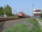 101 020 mit unbek. IC, im Hintergrund ist der Frderturm der stillgelegte Zechen Gneisenau zu sehen. Do-Derne. 11.04.2009.