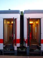 Zwei geffnete Tren zweier IC Wagen fr das Reinigungspersonal, die den IC 2213 fr die morgige Fahrt nach Stuttgart Hbf vorbereiten. Aufgenommen am Abend des 29.05.09 auf dem Bahnhof vom Ostseebad Binz.