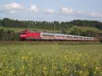 IC 2209 ist am 18. Mai 2011 auf der Frankenwaldbahn bei Kronach unterwegs.
