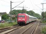 101 022-2 ist am 9. Juli 2011 mit IC 2038 nach Oldenburg bei Hmelerwald unterwegs.