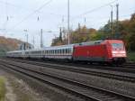 101 003-2 mit dem IC 2023 (Hamburg-Frankfurt(M)). Kln-West, 31.10.2011.