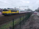 Ein Lok der Baureihe 1700 rauscht durch der niederlndische Stadt Hilversum (ungefehr 40 km sdostlich von Amsterdam entfernt) mit welche deutsche Intercity-Fahrzeuge in ICE-Lackierung