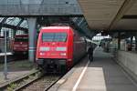 Am 10.05.2013 satnd auch in Karlsruhe Hbf, die erst seit kurzem wieder fahrende 101 024-8 mit frischem Neulack mit einem IC zur abfahrt bereit.