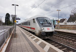 Der verspätete EC 390 (Linz Hbf - Salzburg Hbf - Frankfurt (Main) Hbf) durchfährt am 27.3.2016 den Bahnhof Heppenheim (Bergstr).