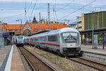 IC 2377 vom Ostseebad Binz nach Frankfurt a. Main und UBB 29425 von Stralsund nach Swinemünde an den Bahnsteigen 4 und 5 in Stralsund. - 16.07.2016