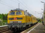 218 392 schiebt die DB Netzinstandhaltung mit einer aktiven Schienenprfung durch Dresden Stetzsch.