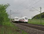 ICE 1104 nach Berlin und ICE 1613 nach Mnchen begegnen sich am 6. Mai 2012 auf der Frankenwaldbahn bei Neuses.