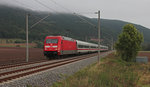 101 131-1 fährt am 10.10.2016 mit dem ICE 1005 (Berlin Gesundbrunnen - München Hbf) nahe der Ortschaft Etzelbach, zwischen Rudolstadt und Orlamünde, vorbei.