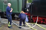 DIe Feuerwehr stand schon bereit um den Durst der Dampflok zu stillen. Zahlreiche Fahrgäste und Fotografen beobachteten das Geschehen beim anschließen und Wasserfassen.

Königswinter 17.09.2016