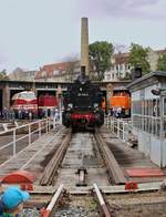 89 1004 der Traditionsgemeinschaft Bw Halle P e.V. wird anlässlich des Sommerfests unter dem Motto  Diesellokomotiven der ehemaligen DR  auf der Drehscheibe des DB Musems Halle (Saale) präsentiert.
Da kommen auch die kleinen Gäste ins Staunen (siehe links unten).
[25.8.2018 | 11:52 Uhr]