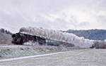 Die Dampflokomotive 01 519 fährt mit dem Adventszug nach Konstanz bei feinem Schneetreiben in Talhausen vorbei.Bild 16.12.2017