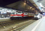 EBS 243 822-4 mit dem DPE 92157  Rennsteig  von Berlin-Lichtenberg nach Meiningen, am 16.02.2019 in Erfurt Hbf. Ab Erfurt Hbf übernahm EBS 132 334 den Sonderzug, der bewußt in der Fahrplanlage des Ex 150/157 aus dem Jahr 1988 verkehrte.