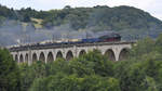 Die niederländische Dampflokomotive 011 075-9 zieht Anfang Juli 2019 einen Sonderzug über das Altenbekener Viadukt.