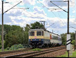 Re 4/4 II 11387 (421 387-2) der International Rolling Stock Investment GmbH (IRSI) als DPE 31469 von Neustrelitz Hbf nach Konstanz fährt in Zscherben, Angersdorfer Straße, auf der