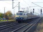 DB 111 174-9 mit dem DPE 349 aus Hamburg-Harburg, am 30.10.2021 bei der Einfahrt in Neudietendorf. Weiter ging es als D 79648 ber Meiningen nach Eisenach, mit der 35 1097-1 als Zuglok und der MaS 112 481-1 + DLW 50 3501 als Schlussloks bis Meiningen.