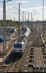 Der  Connecting Europe Express  (CEE) macht sich mit 193 360-5  I am European  (Siemens Vectron) in der Zugbildungsanlage (ZBA) Halle (Saale) zur Abfahrt bereit.