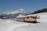 111 057 mit einem  Ski-Sonderzug  am 12. Februar 2022 bei Fieberbrunn in Tirol.