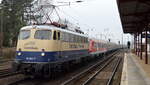 Im Zuge der Sonderfahrten für Flüchtlinge aus der Ukraine über Polen wird auch der Sonderzug der Centralbahn mit  110 383-7  (NVR:  	91 80 6 115 383-2 D-CBB ) mit den Sonderwagen der