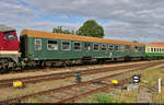 Mit dem Eilzug von Aschersleben nach Berlin

Neben fünf Halberstädter Schnellzugwagen waren auch zwei Mitteleinstiegswagen im Sonderzug eingereiht. Hinter der Lok befand sich ein  Byu <sup>438.1</sup>  (55 80 21-11 401-9 D-PRESS).
Aufnahme bei der Einfahrt in den Startbahnhof Aschersleben.

🧰 Eisenbahn-Bau- und Betriebsgesellschaft Pressnitztalbahn mbH (PRESS) | Verein zu Pflege des Eisenbahnkulturgutes Köthen e.V.
🚝 SDZ 1820 Aschersleben–Berlin-Lichtenberg
🕓 21.5.2022 | 8:27 Uhr