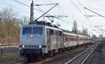 RailAdventure GmbH, München mit der  111 082  (NVR:  91 80 6111 082-4 D-RADVE ) und einem Sonderzug (weiterhin als Flüchtlingszug im Einsatz) am 30.12.22 Durchfahrt Bahnhof Berlin