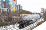 An der Storkower Straße unterquerte die 52 8177 mit ihrem gut gefüllten Sonderzug, die S-Bahn Berlin in Richtung Gesundbrunnen.