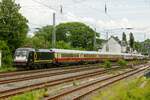 182 526 Beacon mit Fußballsonderzug aus Berlin nach Opladen bei der Durchfahrt in Wuppertal Unterbarmen, am 26.05.2024.