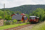 Hier zusehen sind die Ferkeltaxen der Press 172 140 und 172 141 als Sonderfahrt am 9.6.24 nach Wolkenstein kurz vor Hennersdorf (Sachsen).