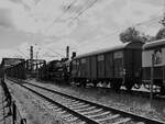 Nachschuss auf den von der Dampflokomotive 38 2267 gezogenen Sonderzug, welcher Anfang Juli 2024 auf der Ruhrtalstrecke unterwegs war und gleich die Eisenbahnbrücke in Hattingen erreicht.